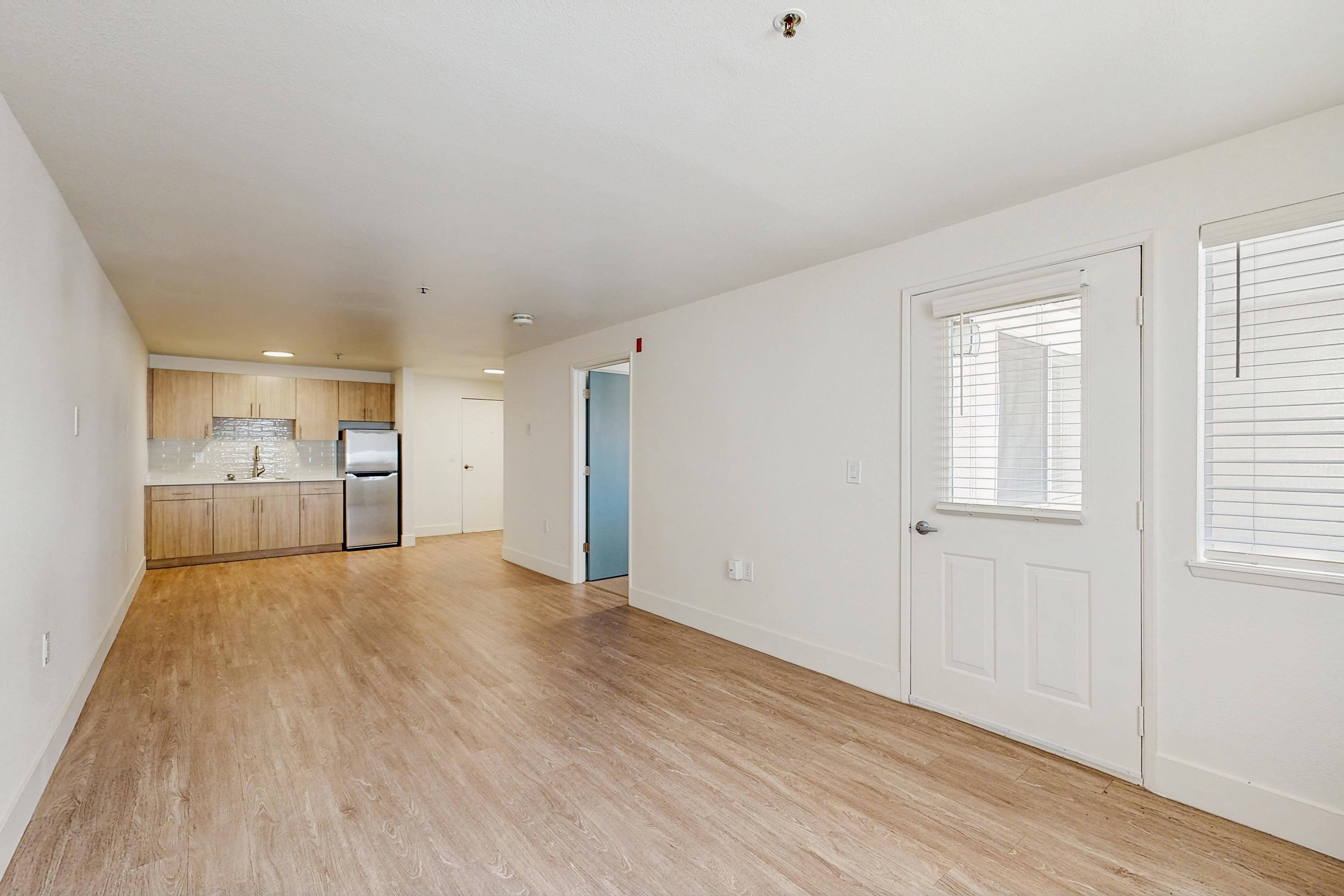 Mission-Commons-1-Bedroom-IL-528-square-feet-Living Room